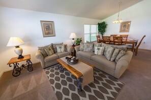 House, 4 Bedrooms | Living area