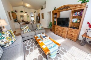 Casa, 4 habitaciones | Zona de estar | Televisión de 30 pulgadas con canales por cable