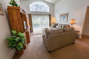 Casa, 4 habitaciones | Zona de estar | Televisión de 30 pulgadas con canales por cable