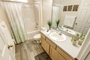 House, 3 Bedrooms | Bathroom - Southern Palms Pool 3 Bedroom Home by RedAwning (Haines City)