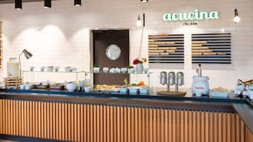 En restaurangdisk med en träpaneldesign, ett glasskåp där matvaror visas upp och en skylt med texten ”acucina ITALIANA”.