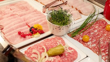 Variedad de cortes de carne y guarniciones a la vista.