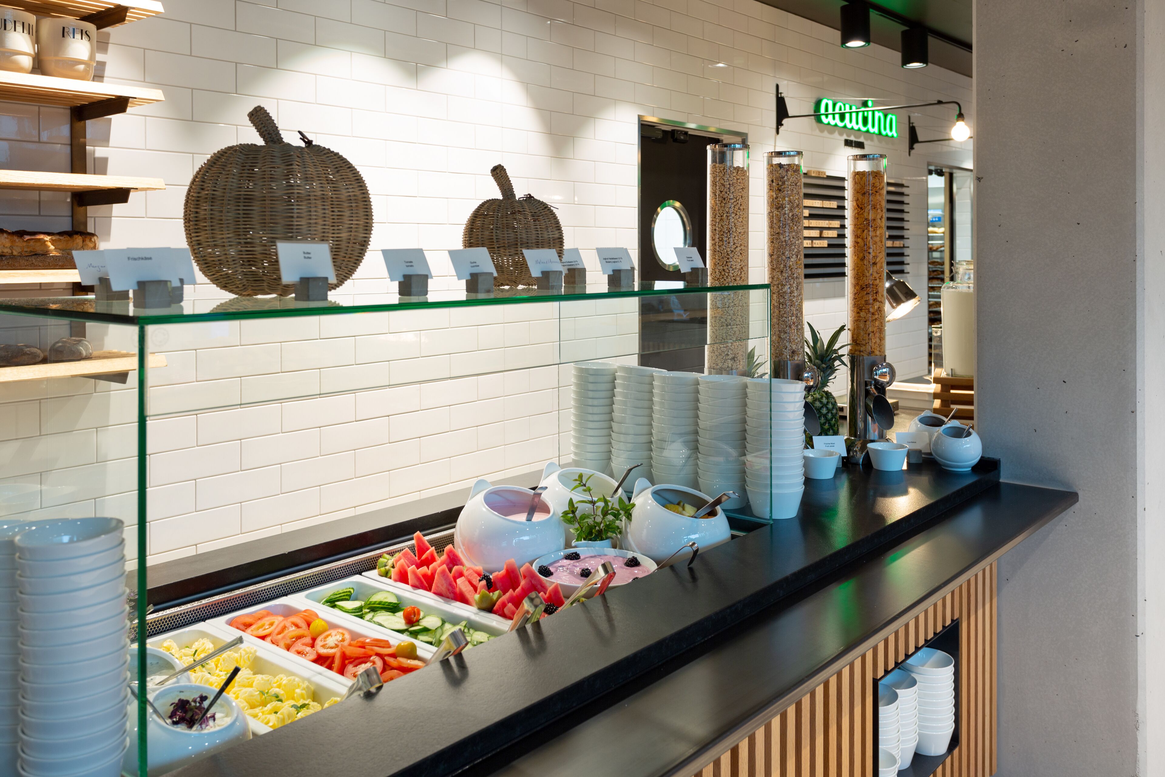 Zona de bufé con diversas opciones de comida y una estación de café.