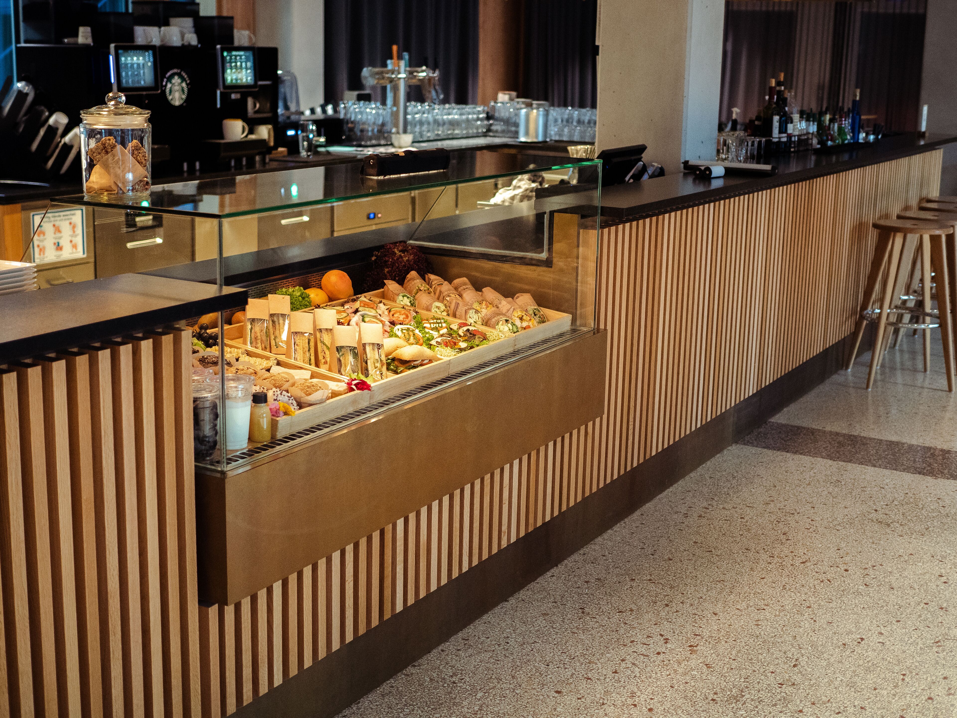 Un espace buffet proposant une variété de plats et un coin café.