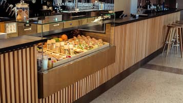 Un espace buffet proposant une variété de plats et un coin café.