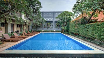 Outdoor pool, pool loungers