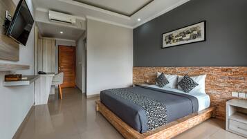 Standard Room, 1 Queen Bed | In-room safe, desk, blackout curtains, iron/ironing board