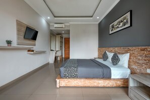Rom – standard, 1 queensize-seng | Safe på rommet, skrivebord, blendingsgardiner og strykejern/-brett