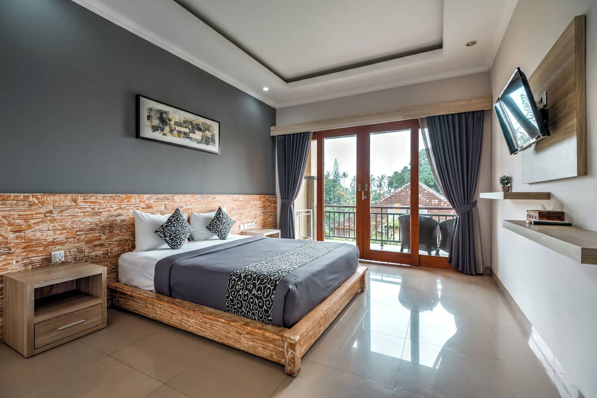 Rom – standard, 1 queensize-seng | Safe på rommet, skrivebord, blendingsgardiner og strykejern/-brett