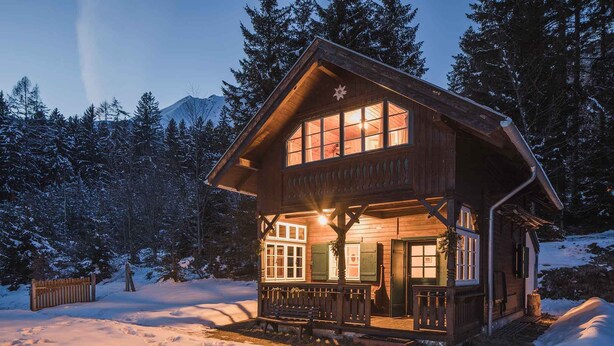 A wooden cabin with a balcony, surrounded by snow and trees. - Berghütte Innsbruck (Innsbruck)