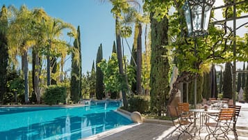 Outdoor pool, pool umbrellas, sun loungers