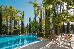 Outdoor pool, pool umbrellas, sun loungers