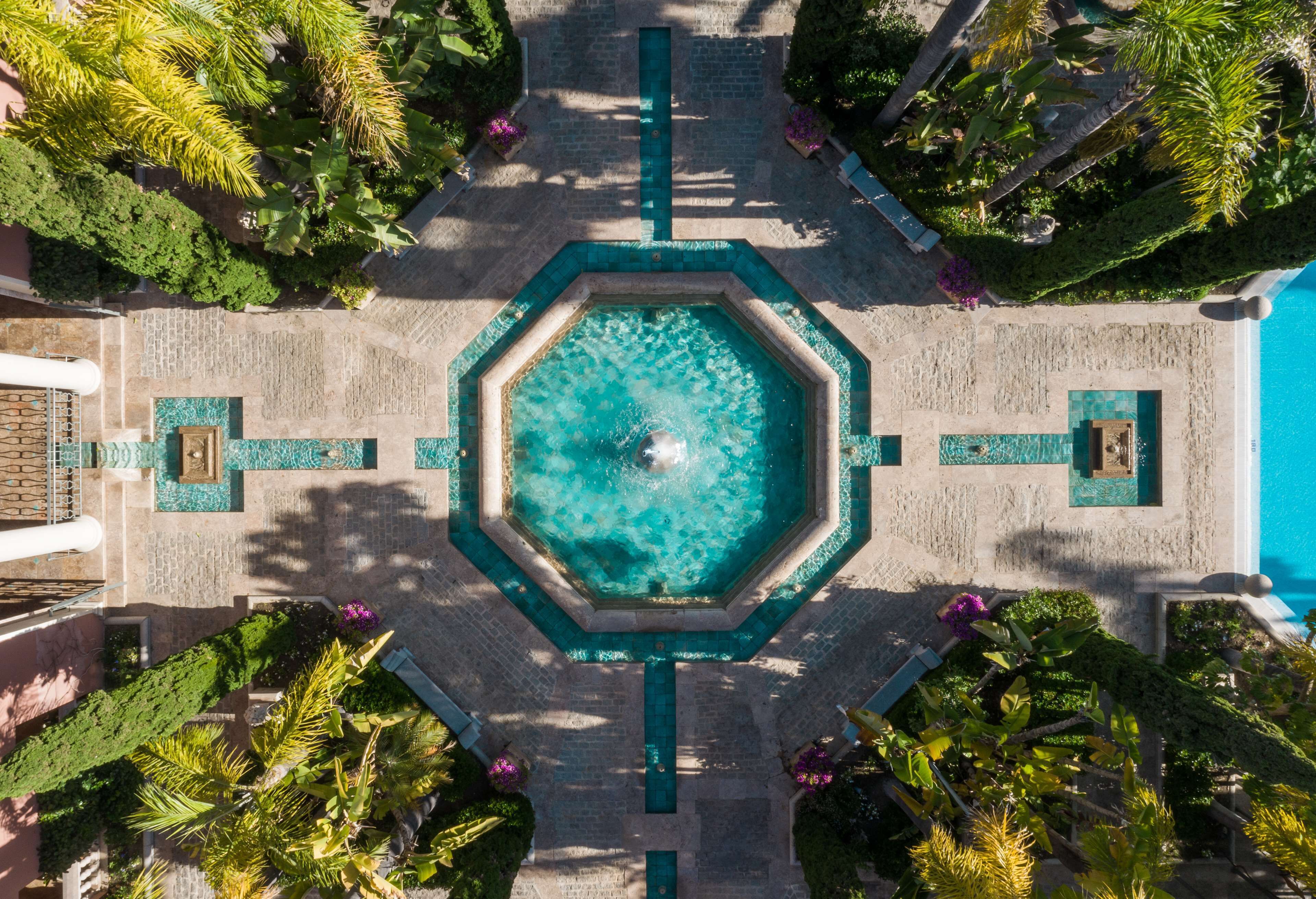Una piscina al aire libre, sombrillas, tumbonas