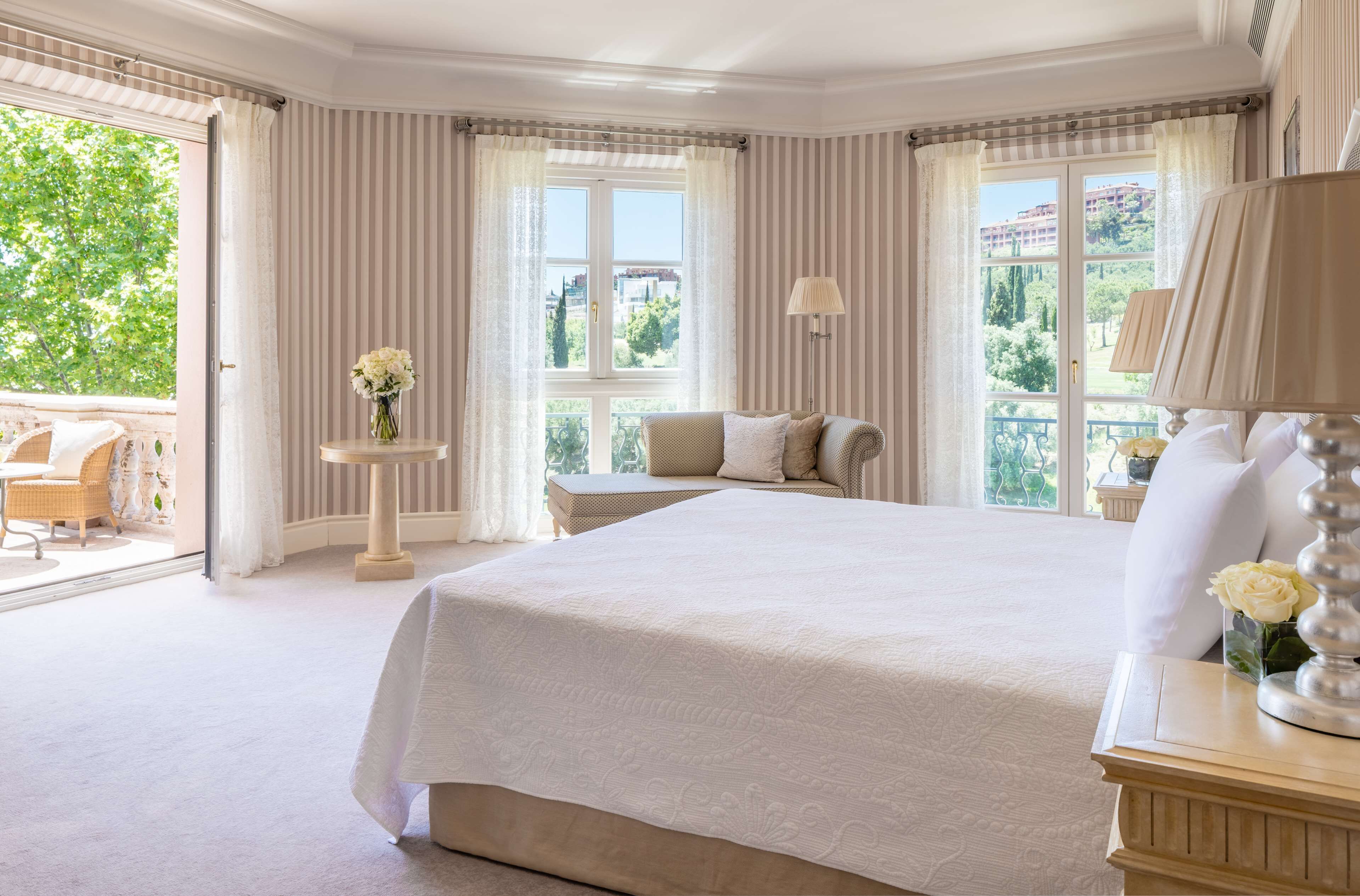 Literie hypoallergénique, minibar, coffres-forts dans les chambres