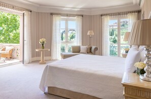 Hypo-allergenic bedding, minibar, in-room safe, desk