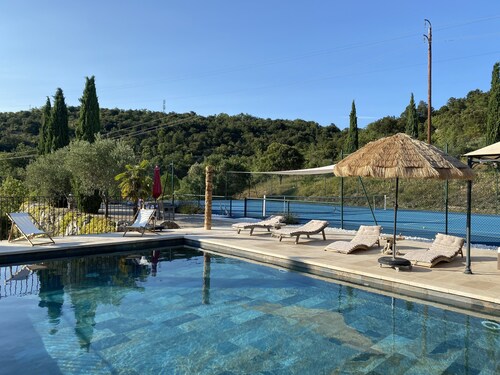Villa de standing avec grande piscine privée climatisée et terrain de tennis 