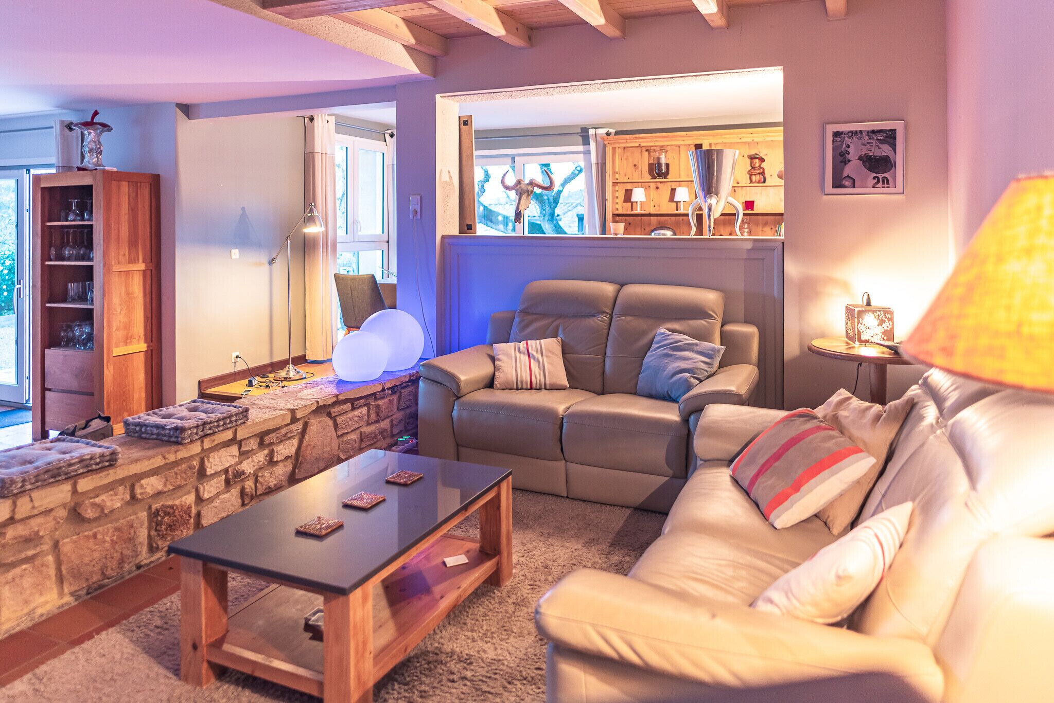 Een smart-tv, een dvd-speler, een tafeltennistafel en boeken