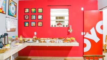 Colazione a buffet, servita tutte le mattine (15 BRL a persona)
