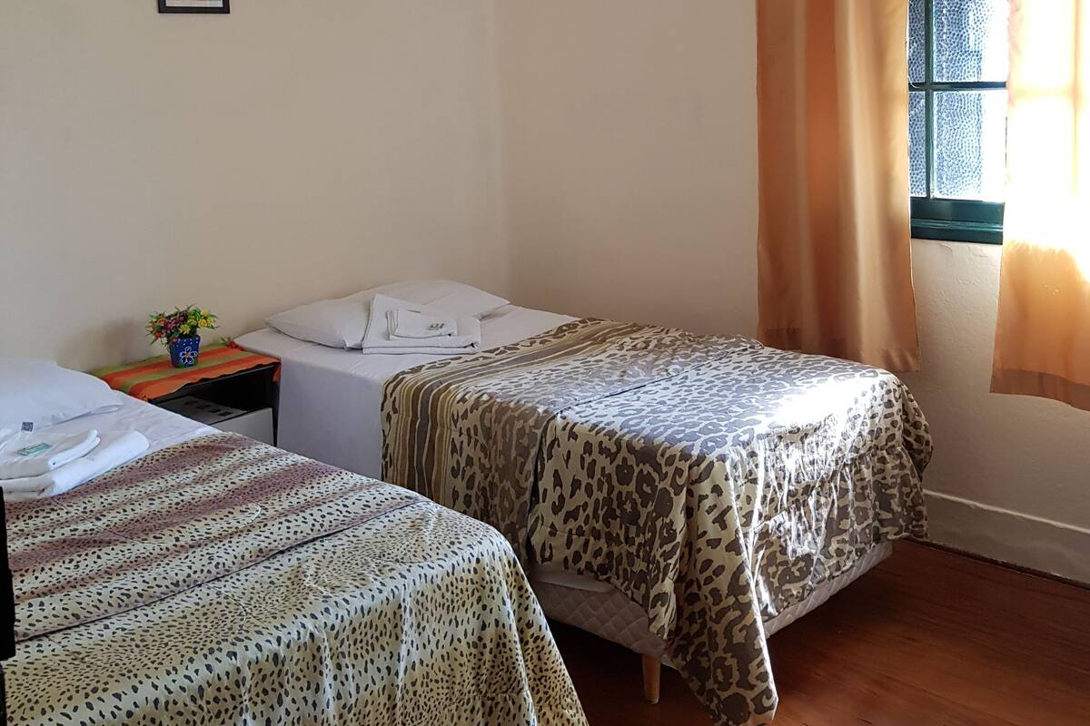 Quarto solteiro standard | Wi-Fi de cortesia, individualmente decorados, individualmente mobiliados