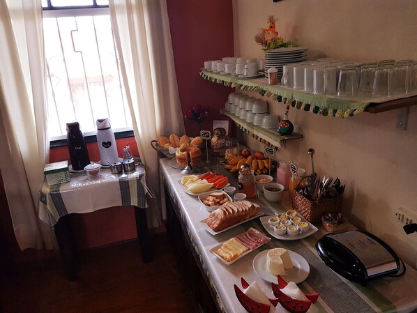 Free daily buffet breakfast - Pousada Sayonara (Atibaia)