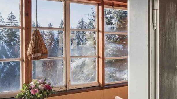 A wooden interior with a window, a table, and a chair. - Stoantaler Höfl (Innsbruck)