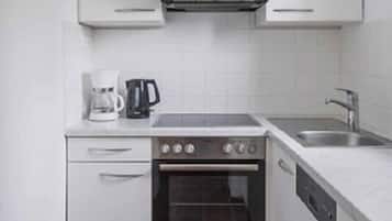 Chalé básico, 2 quartos, vista para a montanha | Cozinha privada | Geladeira, fogão, lava-louças, talheres/pratos/utensílios de cozinha