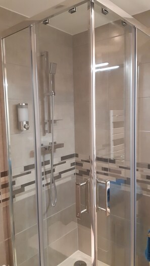 Secadora de cabello, toallas, jabón, papel de baño 