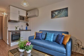 TV, books - "Monplaisir", center + parking, quiet, clean, wifi, close to Universities (Lyon)