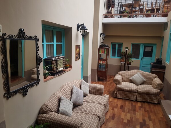 Lobby sitting area - Hospedaje Milenio - Hostel (La Paz)