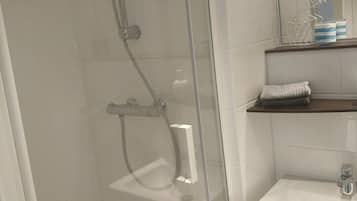 SĂšche-cheveux, serviettes fournies, papier toilette
