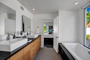Combined shower/bathtub, hair dryer, towels
