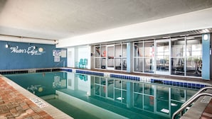 Ein Hallenbad mit klarem Wasser, eingezeichneten Wassertiefen und einer blauen Fliesenbordüre.