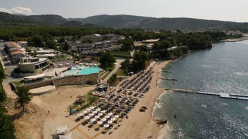 Ubicación a pie de playa, tumbonas, sombrillas y toallas de playa
