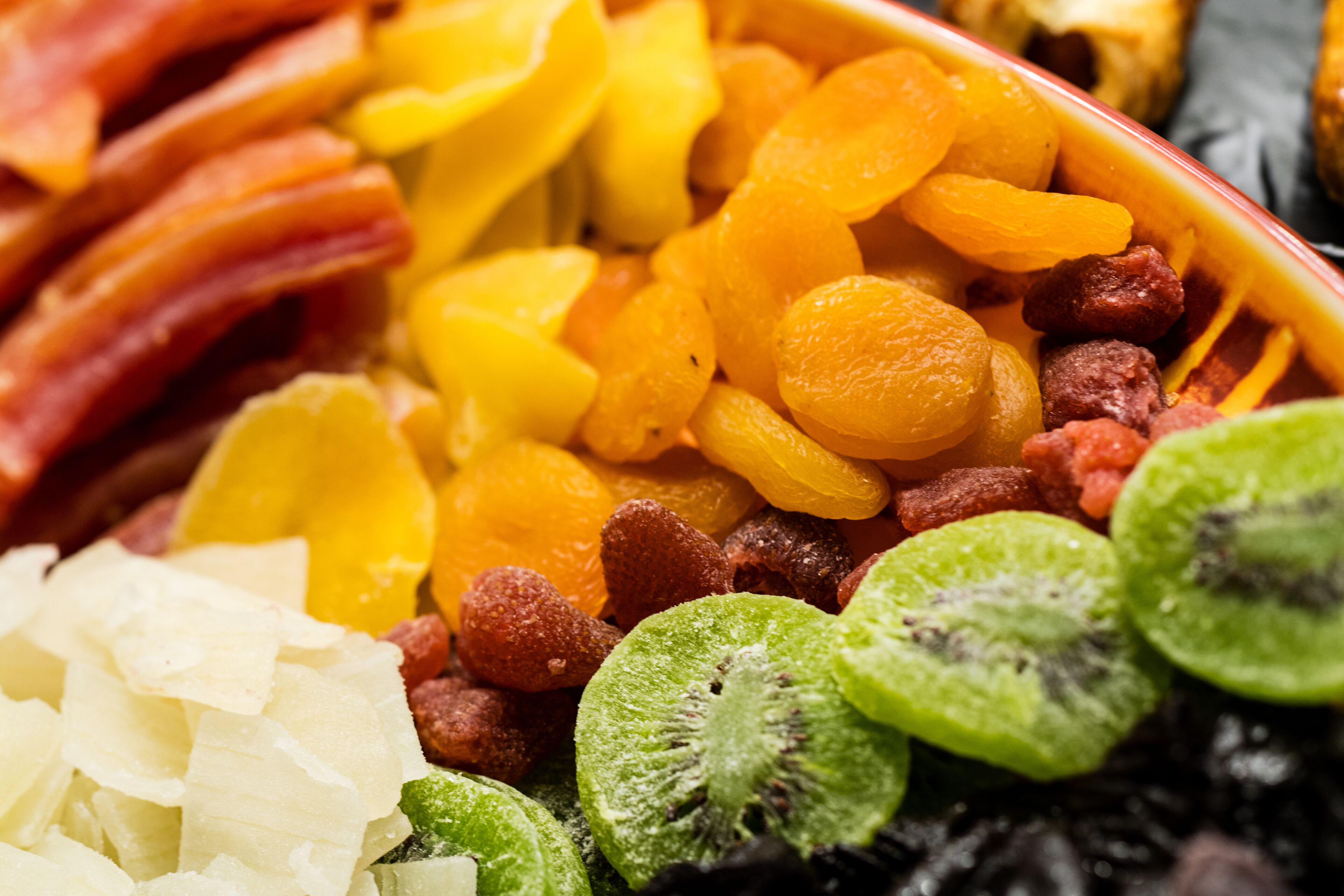 Uma tigela com uma variedade de frutas secas e frutos a nozes.