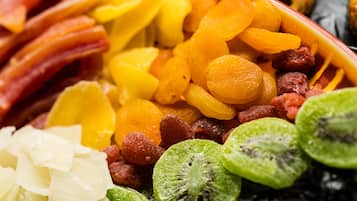 Uma tigela com uma variedade de frutas secas e frutos a nozes.