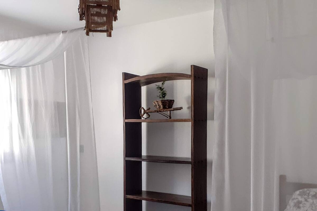 Rollaway beds, free WiFi, bed sheets