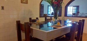 Bao gồm bữa sáng đầy đủ hàng ngày