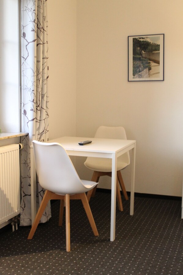 Basic Single Room | Free WiFi, bed sheets - Apartmenthäuser Störtebeker (Marienhafe)