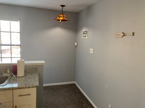 Interior - Studio with monthly discount with Kitchen, wifi Washer-dryer in a quiet location (Jersey Village)