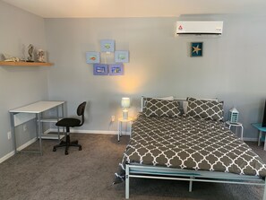 1 bedroom, desk, free WiFi, bed sheets - Studio with monthly discount with Kitchen, wifi Washer-dryer in a quiet location (Jersey Village)