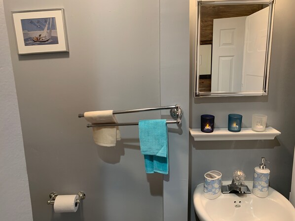 Bathroom - Studio with monthly discount with Kitchen, wifi Washer-dryer in a quiet location (Jersey Village)