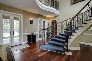 المنشأة من الداخل