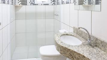 Superior Triple Room | Bathroom sink