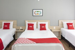 Superior Quadruple Room | Desk, iron/ironing board, free WiFi, bed sheets - Hotel Canguçu (Cangucu)