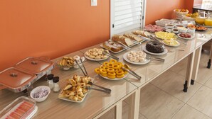 بوفيه فطور مجانًا يوميًا