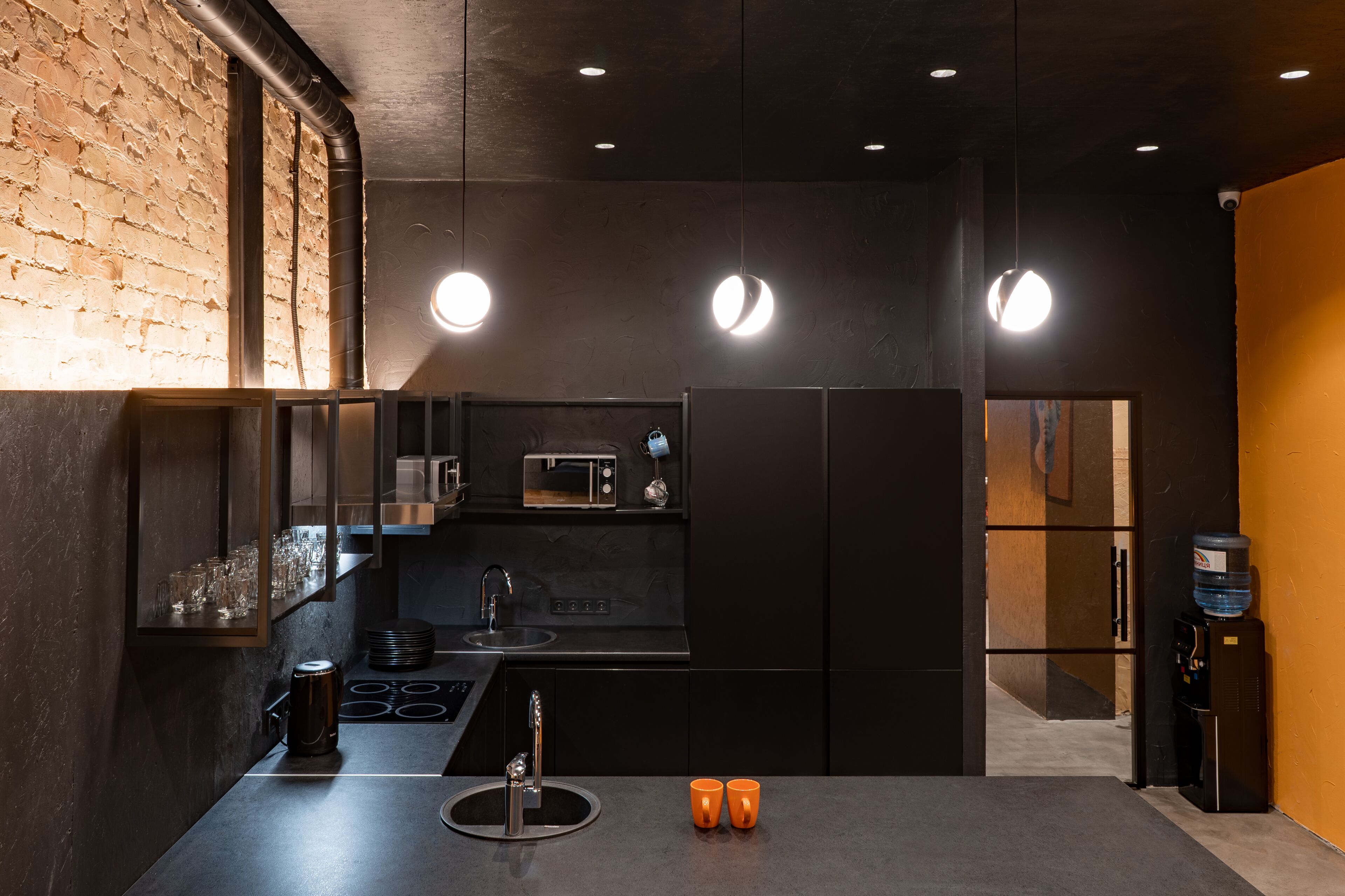 Een koelkast, een microgolfoven