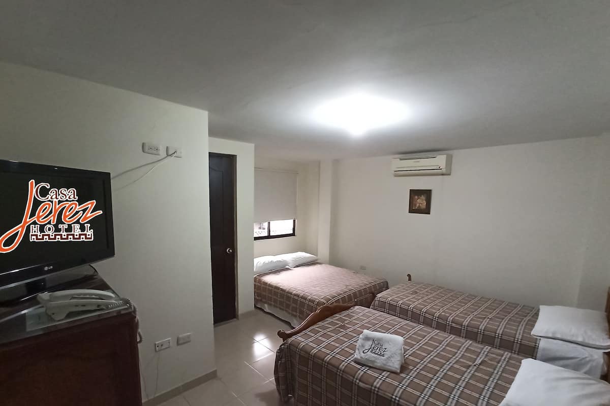 Quadruple Room | Free WiFi, bed sheets