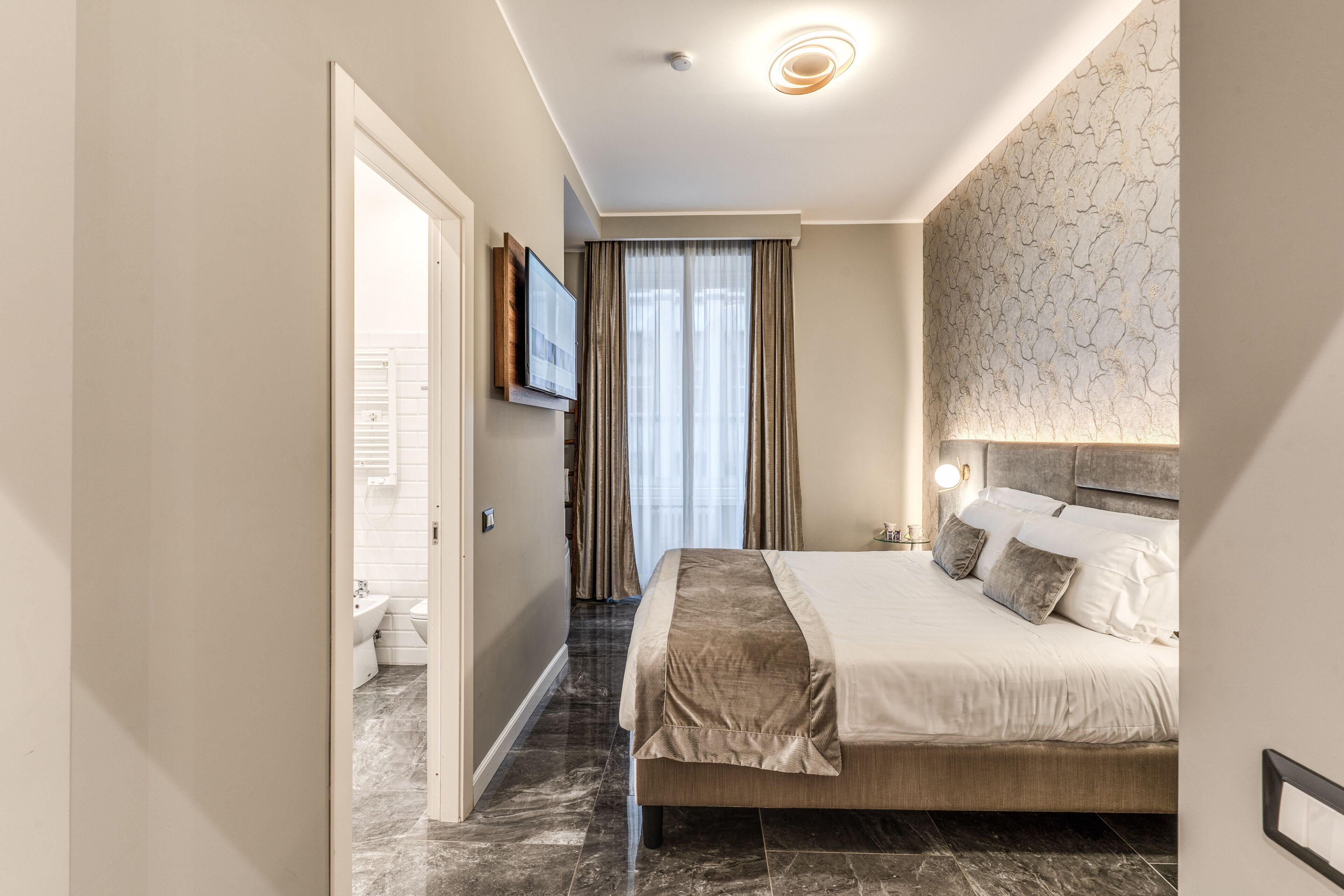 deluxe double room, jetted tub | 1 bedroom, minibar, in-room safe, individually decorated