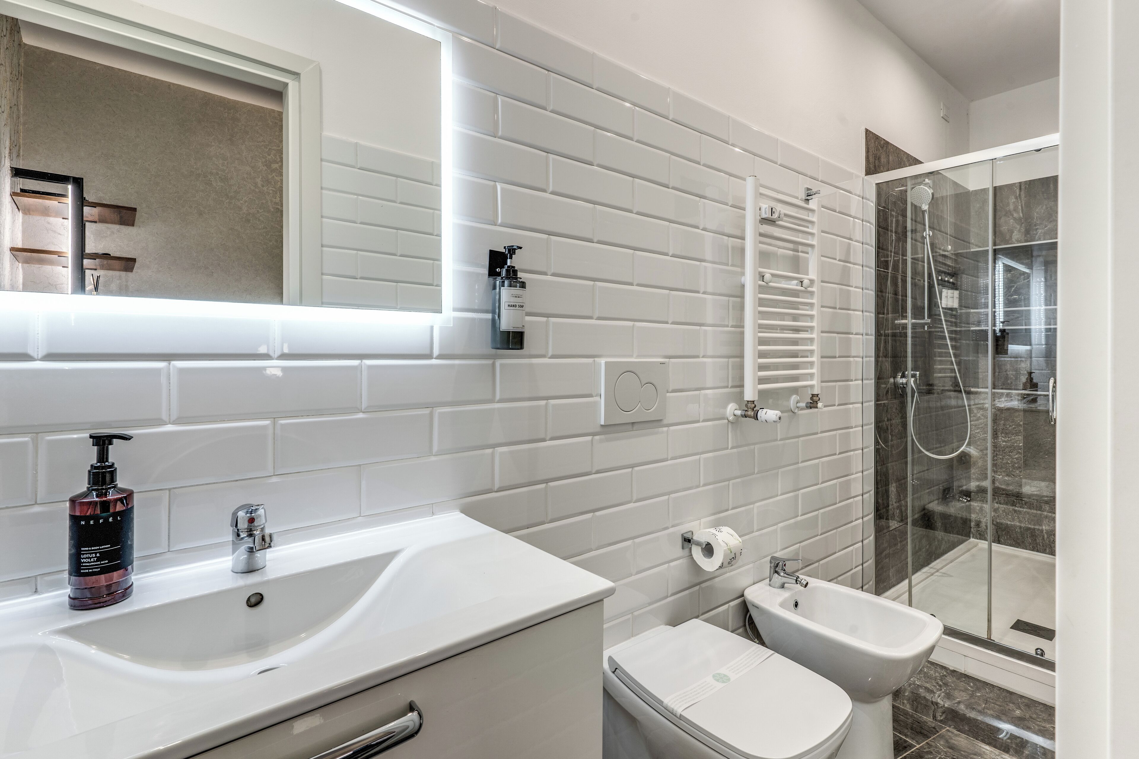 standard single room | bathroom | shower, hydromassage showerhead, free toiletries, hair dryer
