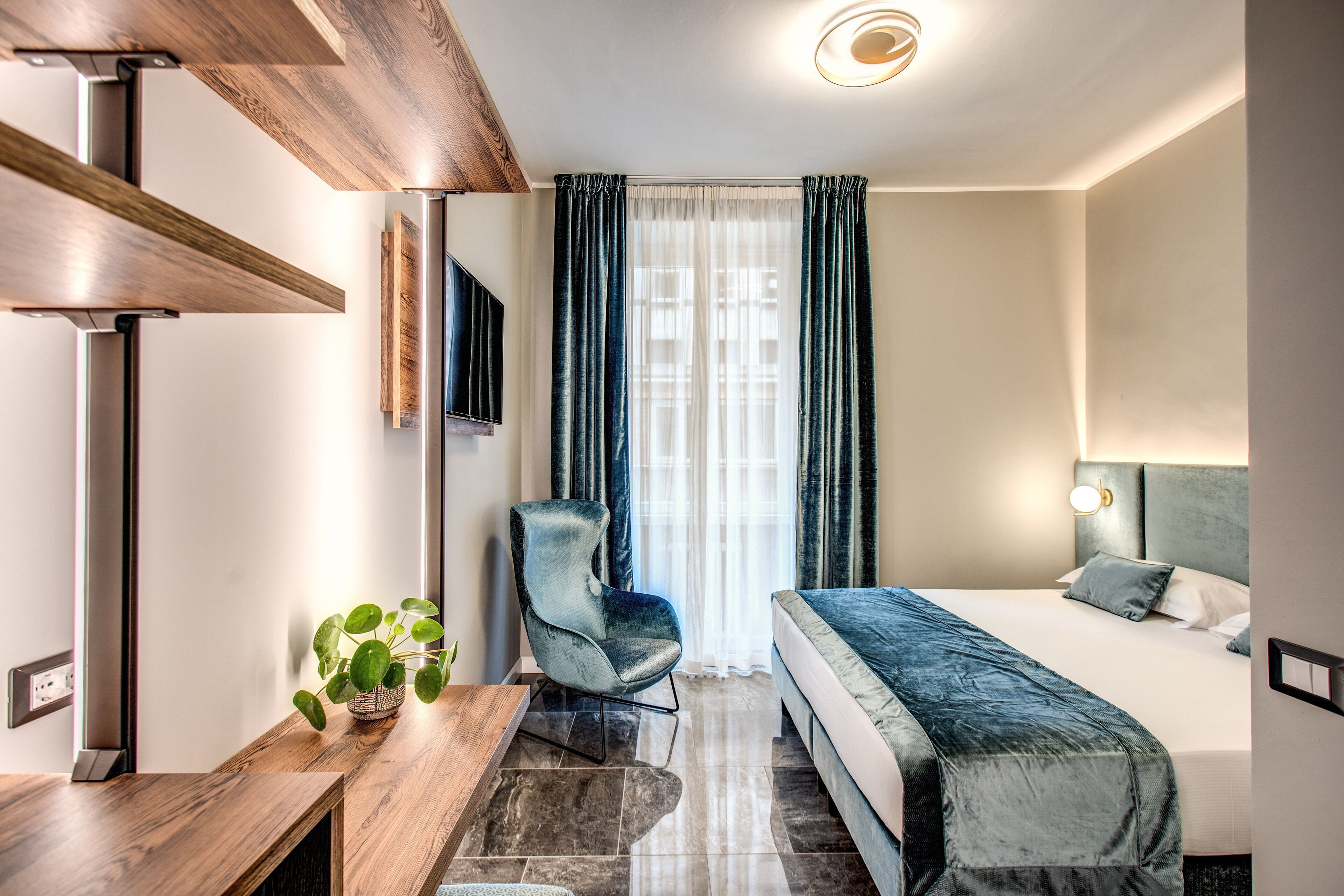 standard double room | 1 bedroom, minibar, in-room safe, individually decorated